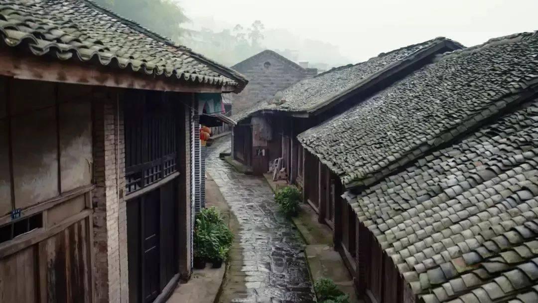 世体：巴萨一线队周一在莱万家中聚餐，教练组没有参加